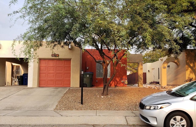 Cozy 2-bedroom townhome with AC and WiFi in central Tucson