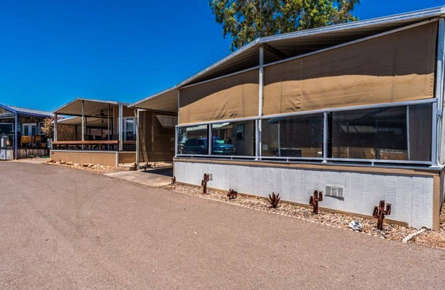 Cozy 2-bedroom mobile home steps from Lake Havasu water with private boat launch