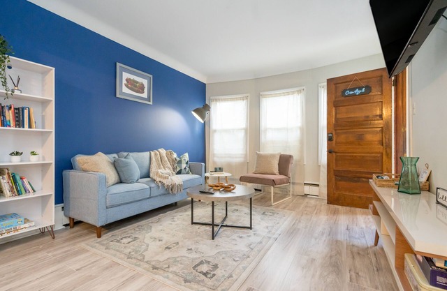 Cozy 2- bedroom w/patio mins from Midway Airport