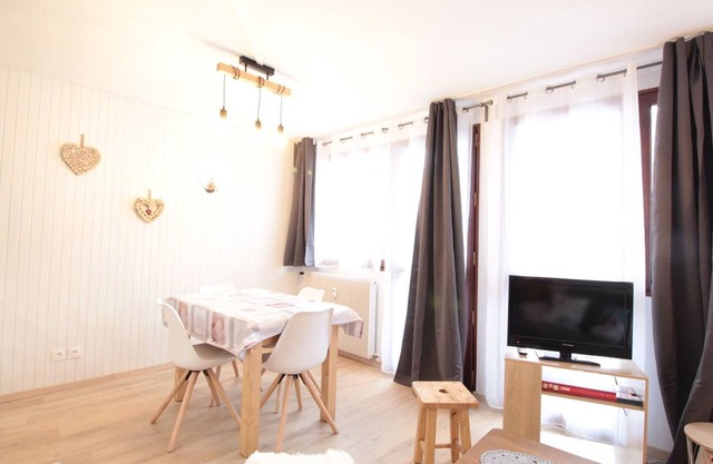 Cozy 2-Room + Closed Mountain Area, Sleeps 5, Village Center, Near Slopes