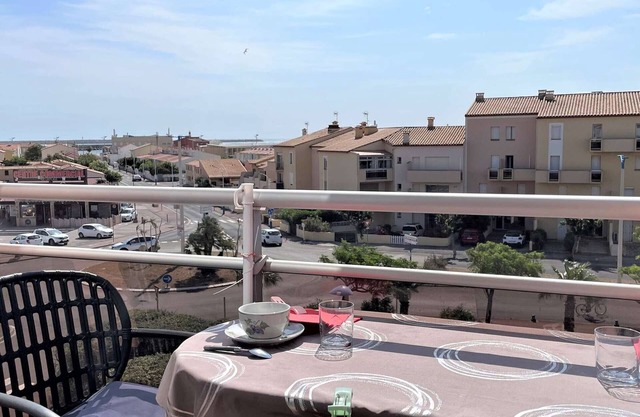Cozy 2-Room Apartment with AC, Balconies, Near Beach and Shops - Sleeps 4