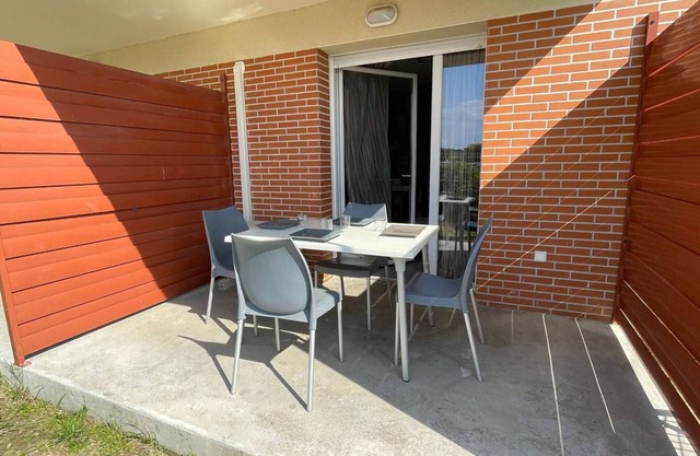 Cozy 2-Room Apartment with Pool, Gym, and Parking Near the Sea