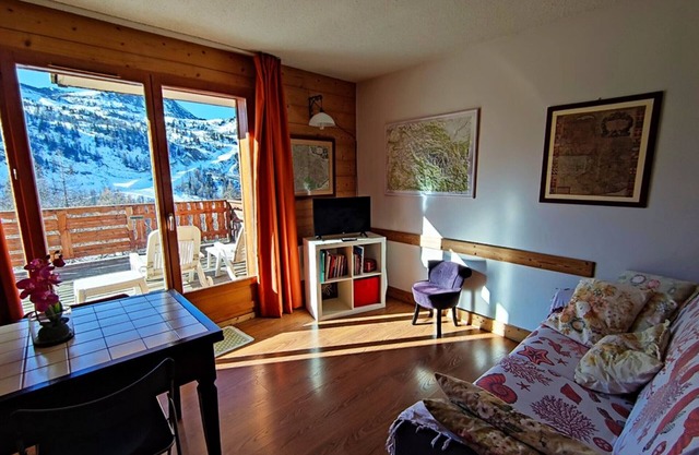 Cozy 2-Room Apartment, Ski-in/Ski-out, Sleeps 6, Terrace, Garage, Near Lifts