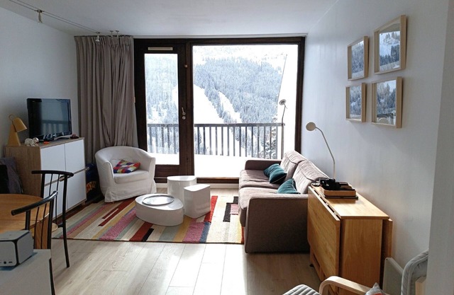 Cozy 2-Room Apt for 6 Near Slopes with Stunning Views