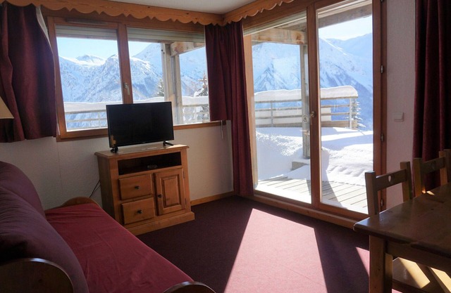 Cozy 2-Room Cabin for 6 with Private Garden, Near Ski Lifts & Free Shuttle, Free WiFi