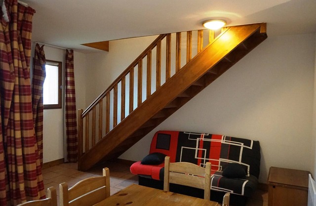 Cozy 2-Room Duplex for 7, Near Slopes, with Balcony & Parking, Pet-Friendly
