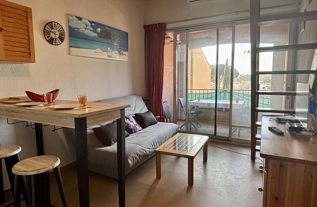 Cozy 2-Room Mezzanine Apartment for 6, Near Beach, A/C, Pool, Parking and TV