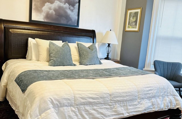 Cozy 2B1B Apt,Private Kitchen, Walk to everything,Near BROWN &RISD. Pet Friendly