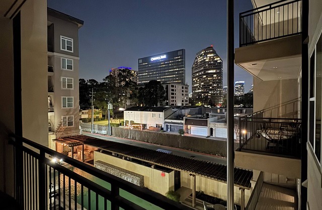 Cozy 2B2B Pool/Skyline View Near Galleria Mall