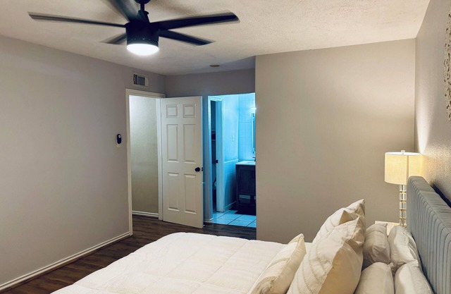 Cozy 2BD/2BA condo in FANTASTIC location close to NRG Stadium/Med Center/Rice.