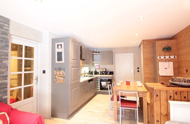 Cozy 2BR Apartment, Sleeps 6, Central Village, 400m to Slopes