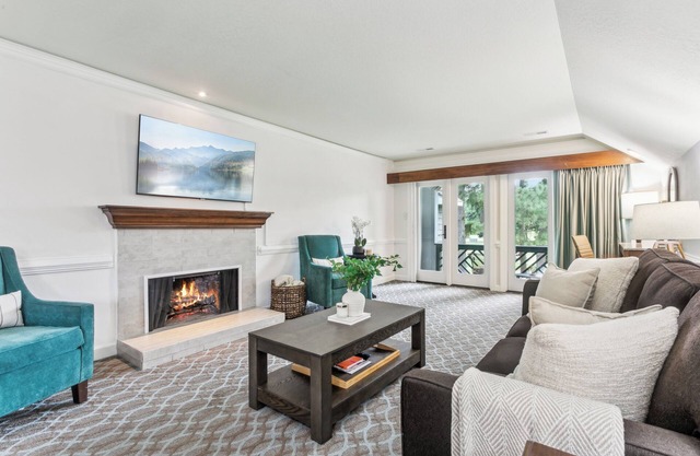 Cozy 2BR Condo in historic Williamsburg- 5 minutes to Busch Gardens!