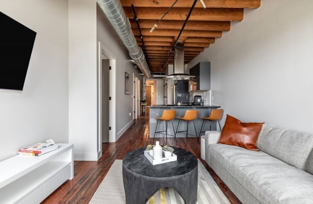 Cozy 2BR Condo Near Franklin Monument. Enjoy It!