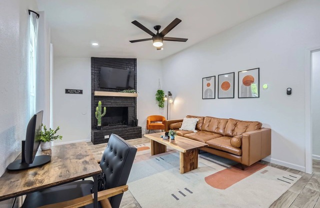 Cozy 2BR Duplex in North Austin Furnished & Pet Friendly