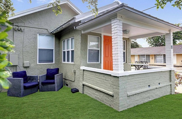 Cozy 2BR Getaway in Lake Worth Beach – Walk to the Ocean!