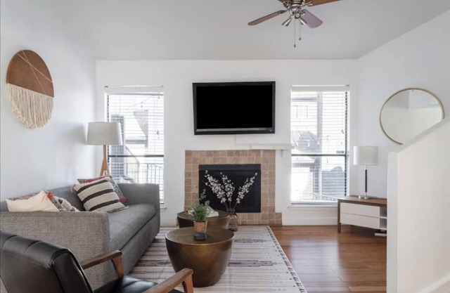 Cozy 2BR in the Heart of ATX with Parking & Pets OK!