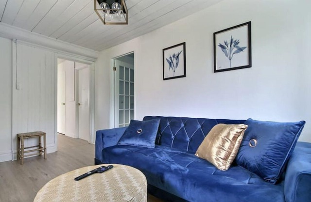 Cozy 2BR - Saphir Suite W/King Bed Free P