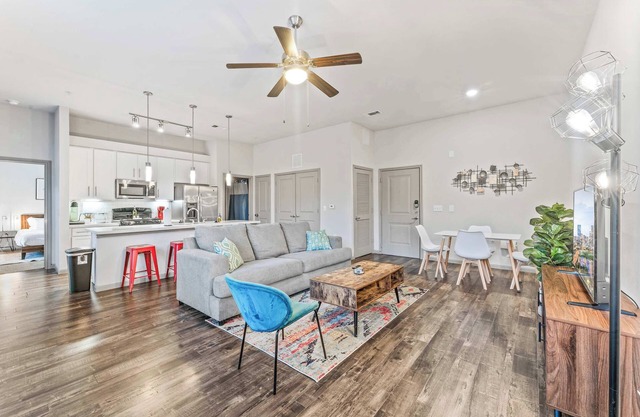 Cozy 2BR suite close to Downtown w/fast WiFi