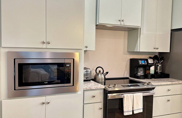Cozy 3 bed home with hot tub, garage, EV