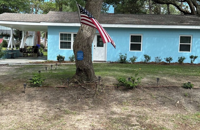 Cozy 3-bedroom 1 bath home on Oak Island walk to beach,pier and some restaurants