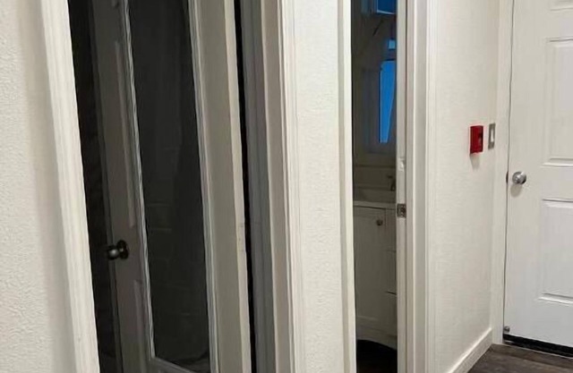 Cozy 3 bedroom apartment in Historic Downtown Hilon