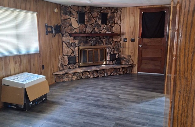 Cozy 3-bedroom cabin in charming Milton with AC