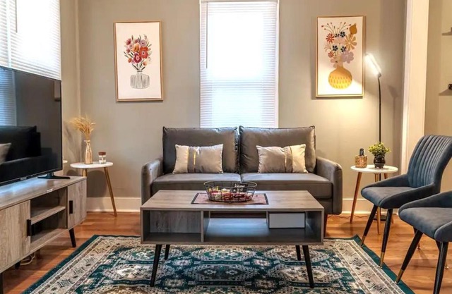 Cozy 3 Bedroom House w/Free Parking, Netflix, & More