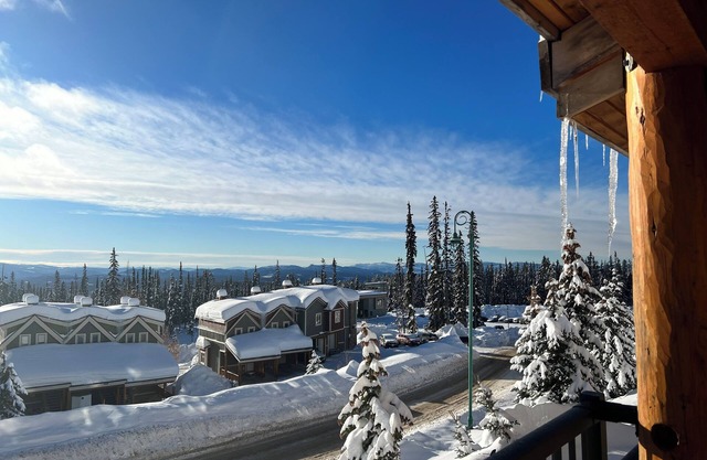 Cozy 3 bedroom townhouse in Happy Valley. Dog friendly!