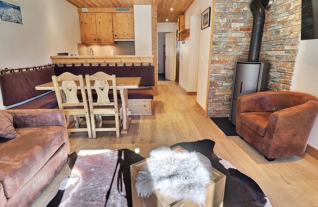 Cozy 3-room Apt with Fireplace, Free Wi-Fi, Near Slopes & Shops, Sleeps 6