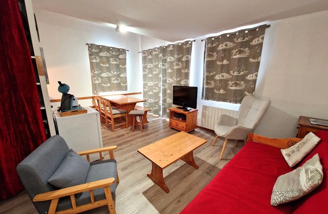 Cozy 3 rooms for 6, southwest balcony, 50m from slopes