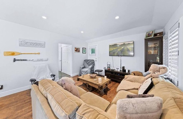 Cozy 3B Cottage w/ Private deck Fire Pit BBQ grill