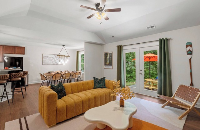 Cozy 3BD w/ Backyard BBQ & Patio - 15 Mins Downtown