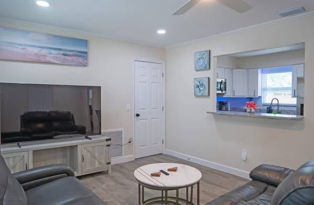 Cozy 3BR 1BA - Near Top Beaches - Backyard - Parking