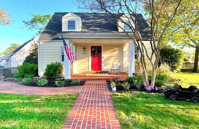 Cozy 3BR Cottage w/Metro Access minutes to Old Town, Alexandria!