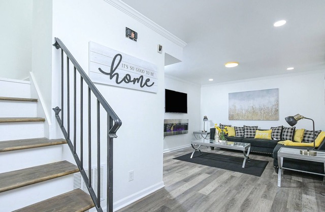 Cozy 3BR Townhouse Minutes from Downtown & Airport