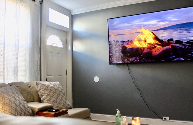 COZY 3BR Townhouse with HOT TUB! Free Disney+ &Netflix!