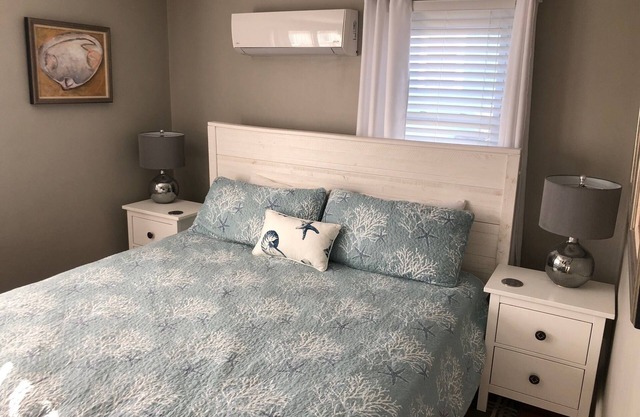 Cozy 3BR w/King Bed. Renovated Bath. Walk to beach, town, shopping & restaurants