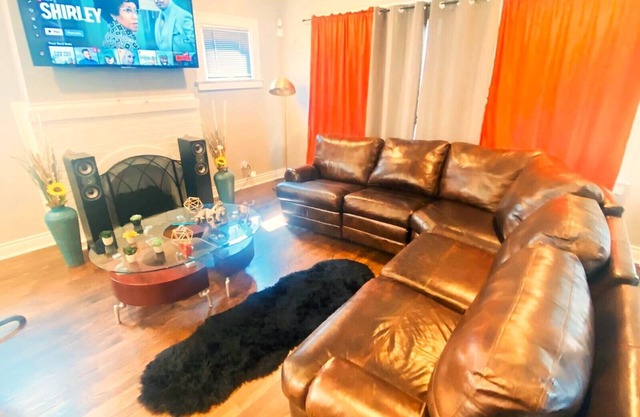 Cozy 4/5BR haven near 95th station. Ideal for friends, family, biz & more!