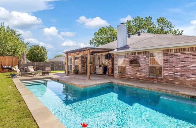 Cozy 4 bd home W/Pool and Garage In Burleson