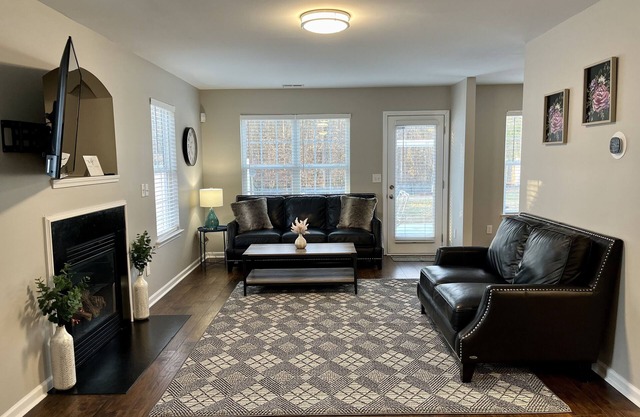Cozy 4 bed home, mins 2 Uptown