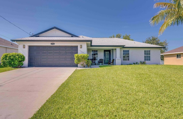 Cozy 4 Bed Home with Hot Tub Near Burnt Store