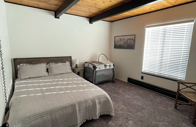 Cozy 4-bedroom cabin near Yosemite with WiFi close to downtown Groveland