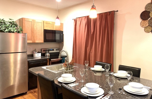 Cozy 4 Bedroom Home Accommodates 10 in Niagara - USA