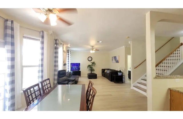 Cozy 4 bedroom house for your family vacation!