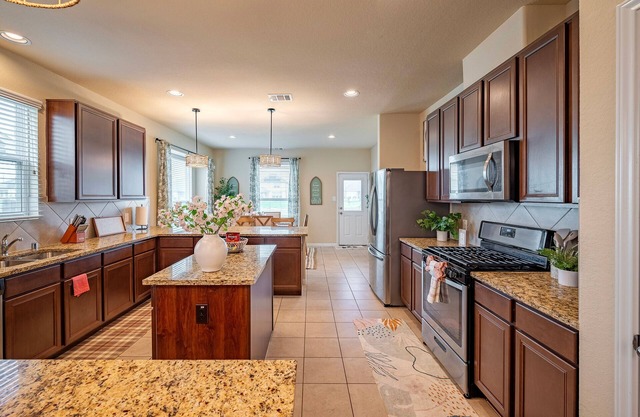 Cozy 4-bedroom house with Lakeview in the heart of Katy