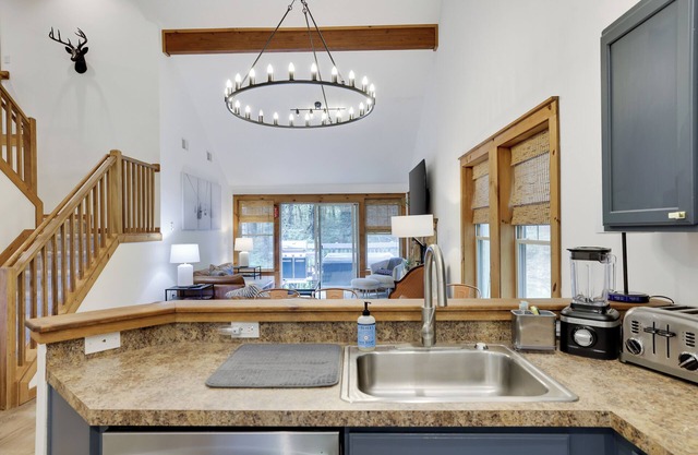Cozy 4-bedroom townhome with Hot Tub, BBQ Outdoor & Dine, Camelback Mountain