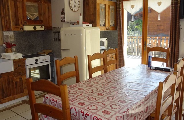 Cozy 4-Room Apartment for 9, Near Center and Shops, Private Parking, Large Terrace