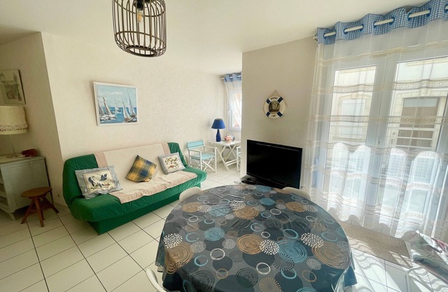 Cozy 4-Sleeper Apartment by Beach & Port, Central Location
