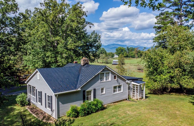 Cozy 5-bedroom cabin in charming Bedford