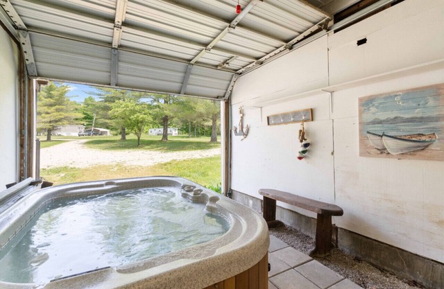 Cozy 5 Bedroom House - 1 Minute From Patoka Lake!